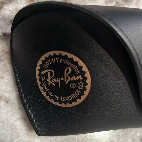 Ray-Ban sunglasses case - Picture 2 of 6